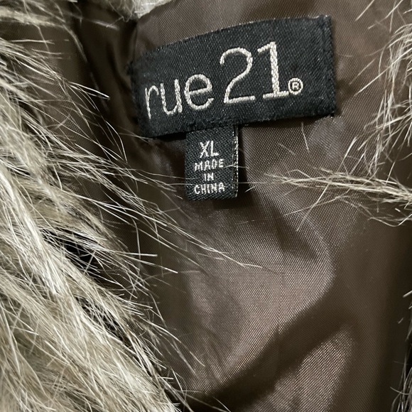 Rue 21 Faux Fur Vest. Size XL Great Condition - Picture 5 of 8